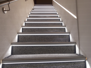 LED Treppenprofil STIGI80 – Eloxiertes Aluminiumprofil für indirekte Stufenbeleuchtung