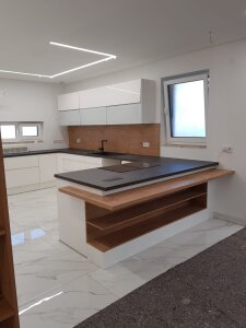 LED Leiste Kizar20 – verdeckter Einbau unter Rigipsplatten, moderne Küchenbeleuchtung mit linearen LED-Lichtlinien in der Decke