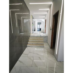 LED Profil Kizar20 im Trockenbau – verdeckt eingebautes Aluminiumprofil für lineare LED-Lichtlinien an Wand und Decke, moderne indirekte Beleuchtung im Flur mit Rigipsplatten