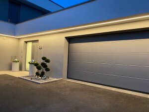 Eingangsbereich und Garage mit KIZAR20 Unterputzprofil für durchgehende Lichtakzente