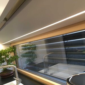 Aluminium LED-Profil FEDA mit Abdeckung, bündiger Einbau in Rigipsdecke über Küchenfenster